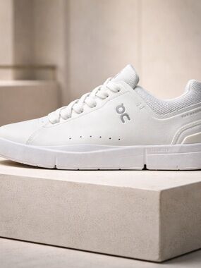 On Running Roger Advantage women's size 7 White Minimal Low-Top Sneakers